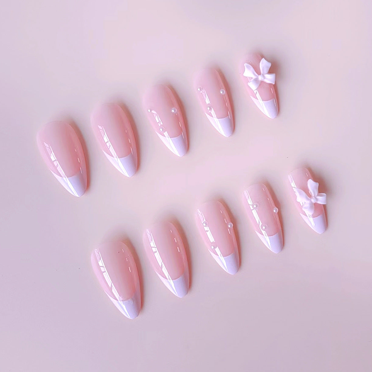 Kunstnagelset mit schimmernden 3D-Schleifen und eleganten Perlenakzenten Brehn