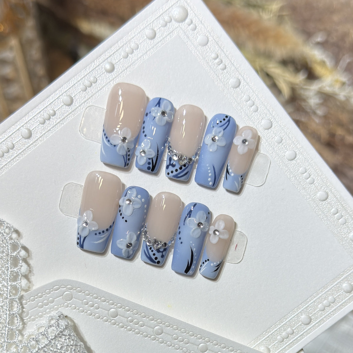 Dekoratives Press-On Nagelkunst-Set mit floralen und edelsteinartigen Details Brehn