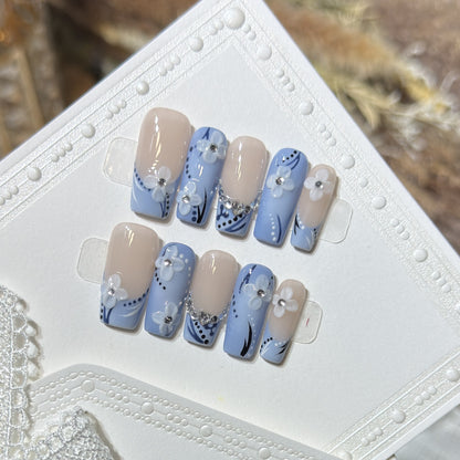 Dekoratives Press-On Nagelkunst-Set mit floralen und edelsteinartigen Details Brehn