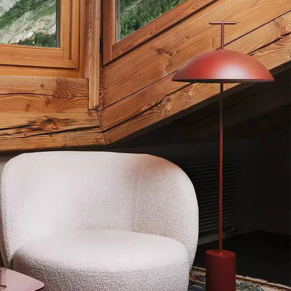 Moderner minimalistischer Stehlampe mit zylindrischem Fuß