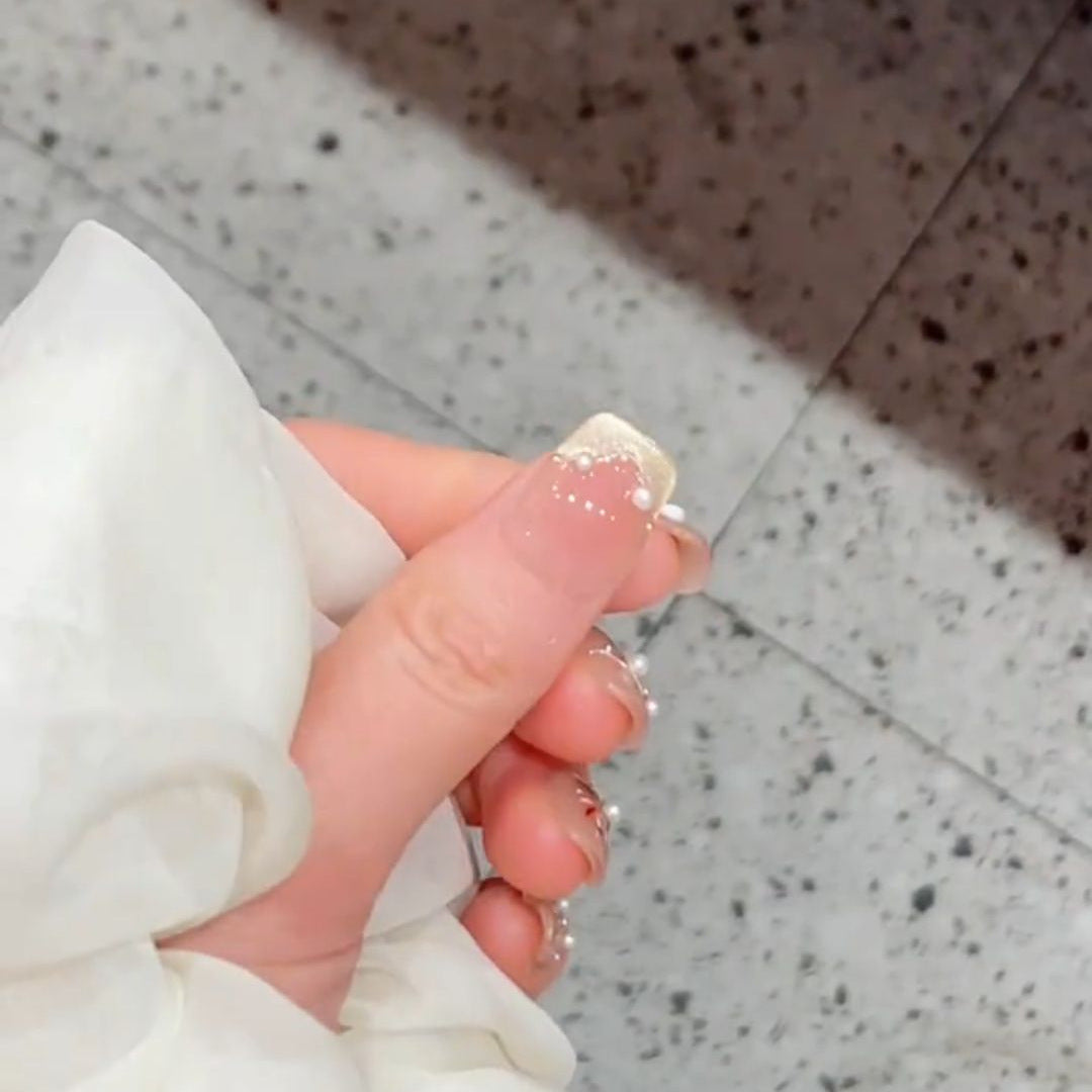 Kunstnägel mit Eleganten Perlen- und Blütenakzenten Brehn