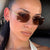 Damen modische quadratische Sonnenbrille mit elegantem Goldrahmen und schützendem UV-Filter Brehn