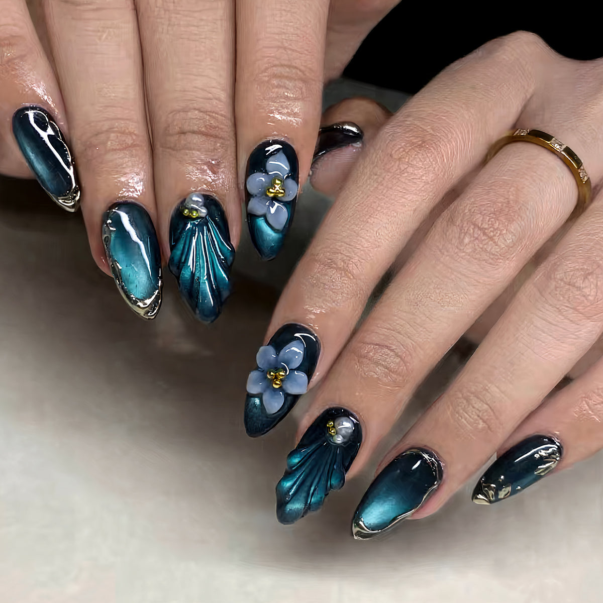 Künstlerische Florale und Gel Press-On Nagelkunst Brehn
