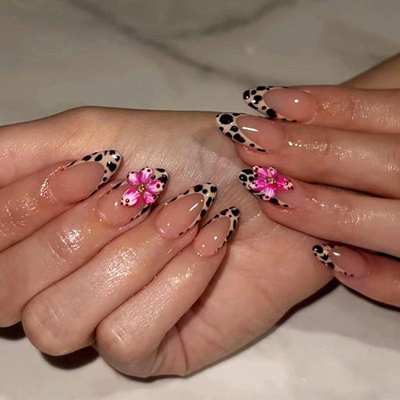 Kunstnagelset mit trendigen Blumenmotiven und eleganten Punkten Brehn