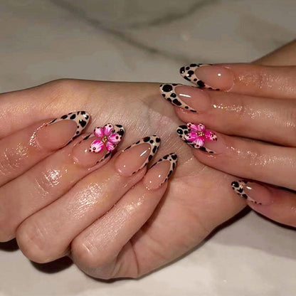 Kunstnagelset mit trendigen Blumenmotiven und eleganten Punkten Brehn