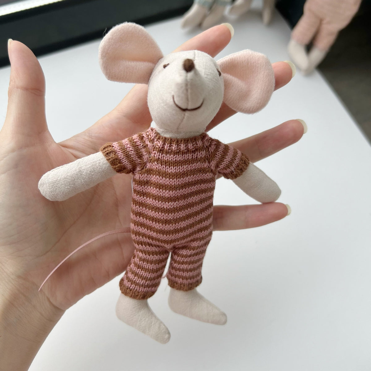 Handgefertigte Baumwollplüschmaus Puppe mit gehäkeltem Kleid