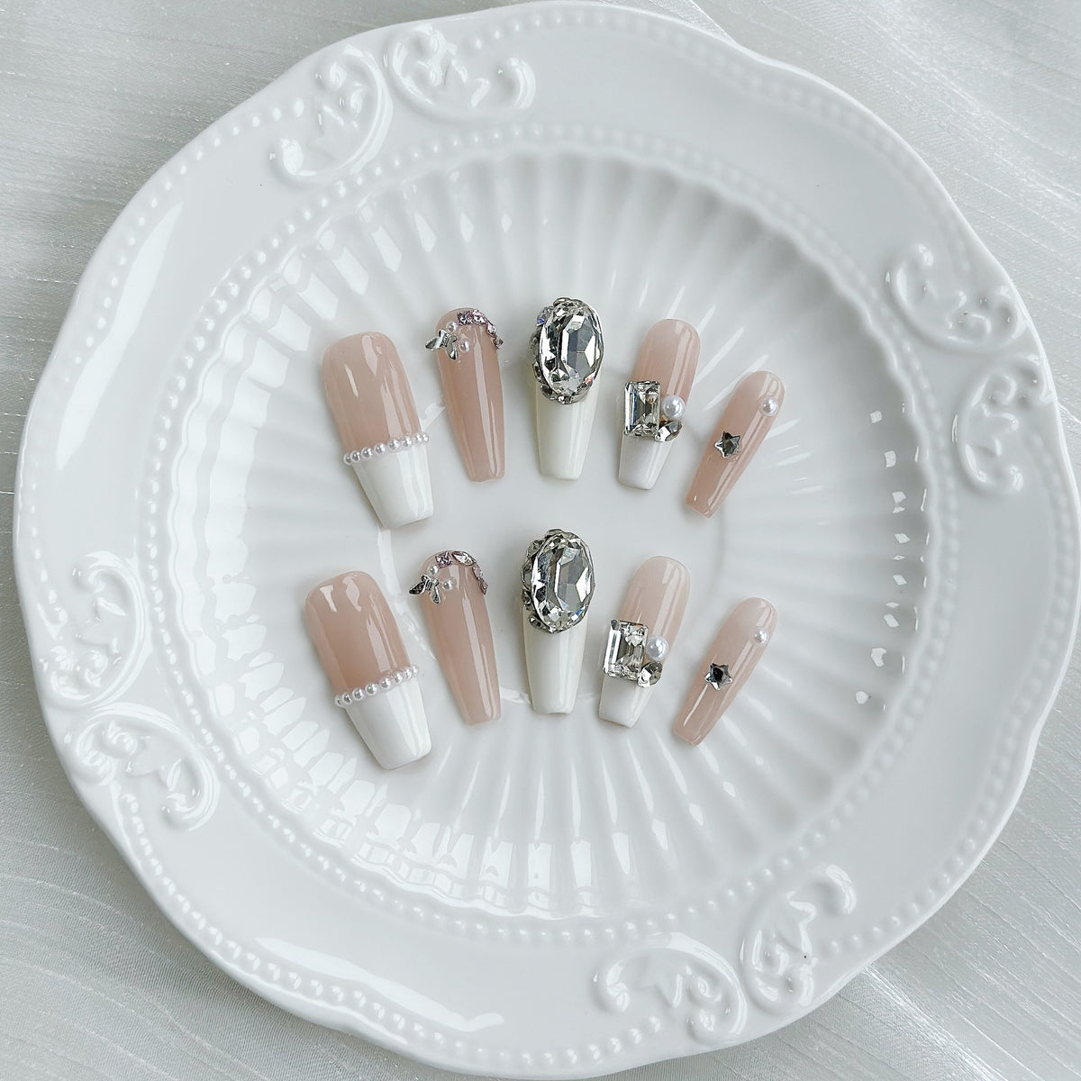 Dekoratives Press-On-Nagelkunst-Set mit Strassverzierungen