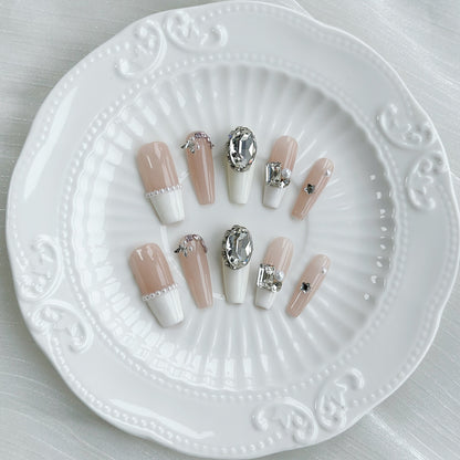 Dekoratives Press-On-Nagelkunst-Set mit Strassverzierungen