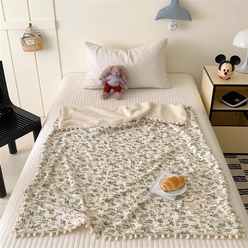 Kinderwende-Kuscheldecke aus Baumwoll-Musselin mit Pompon-Bordüre