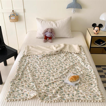 Kinderwende-Kuscheldecke aus Baumwoll-Musselin mit Pompon-Bordüre