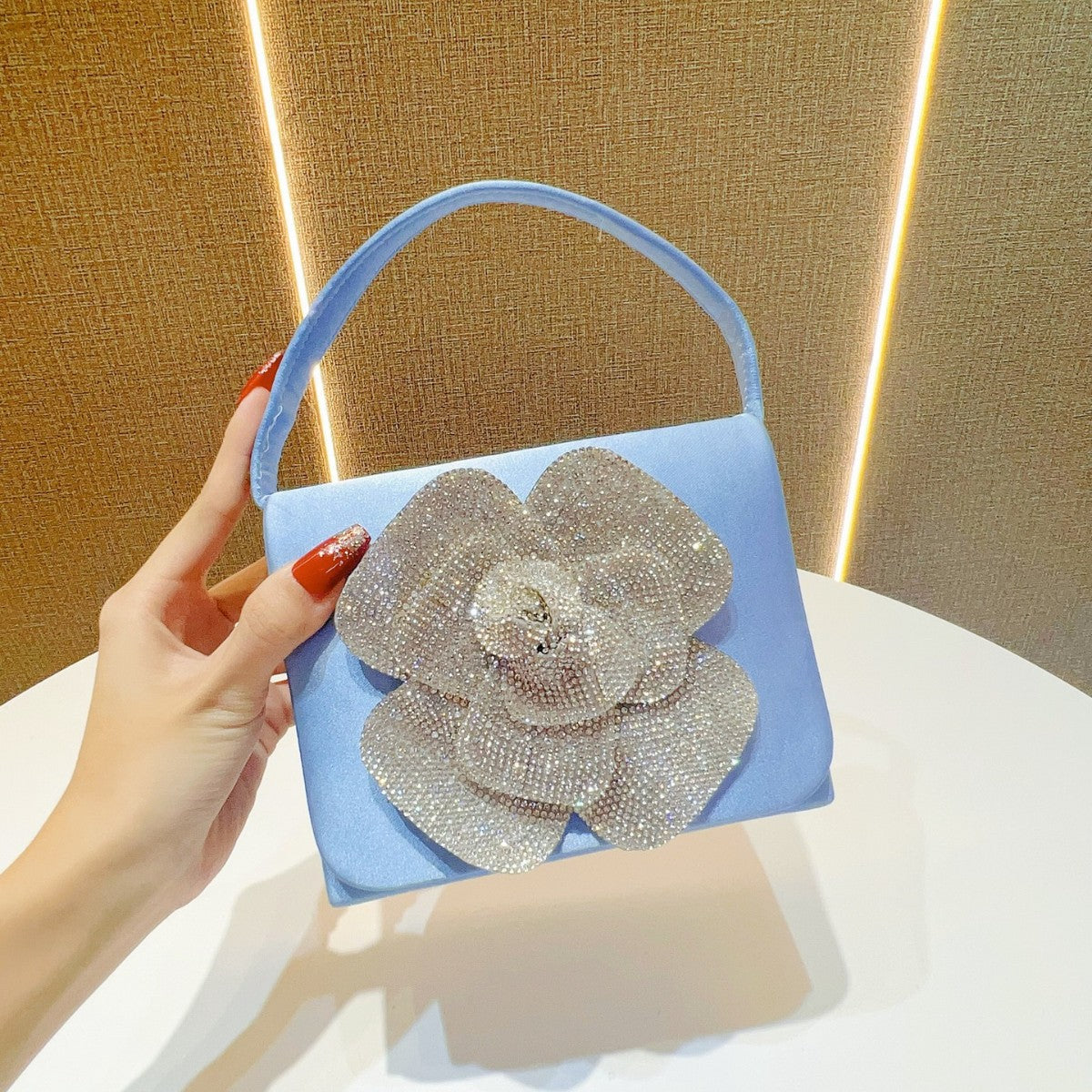 Blumengesteckte Abendtasche mit Strassverzierung