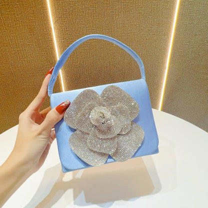 Blumengesteckte Abendtasche mit Strassverzierung