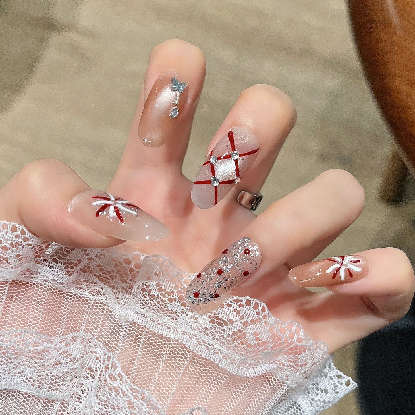 Festliche dekorative Press-On-Nagelkunst Brehn