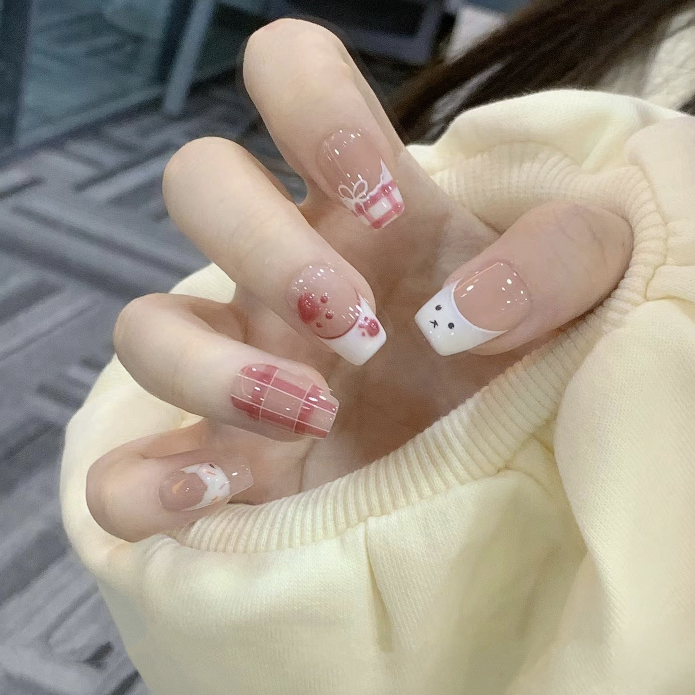 Künstlerisches Press-On-Nageldesign-Set mit floralen und Edelstein-Akzenten Brehn