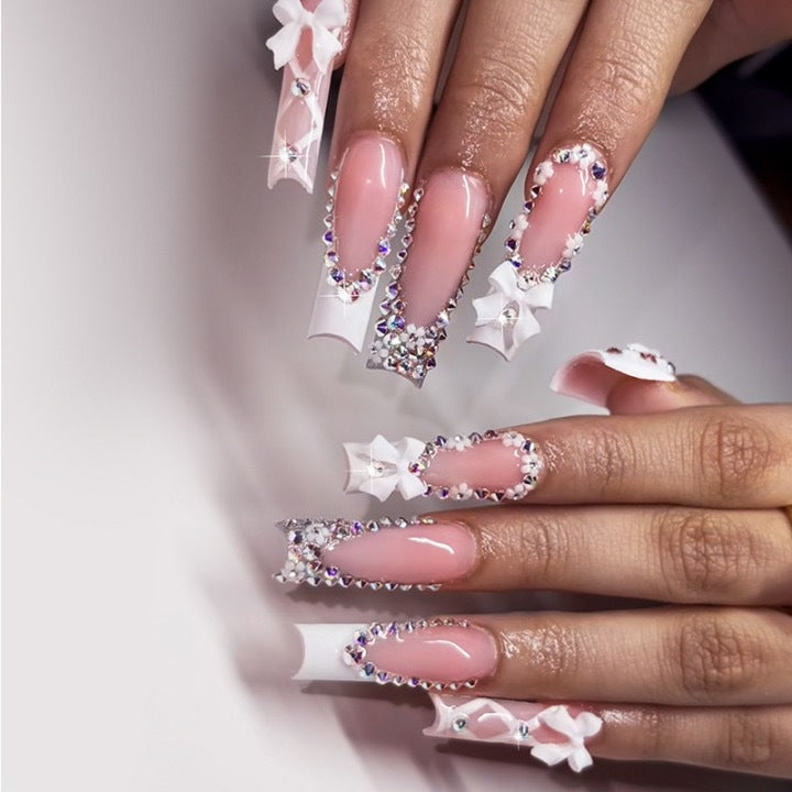 Elegante Kunstnägel mit Strass und floralem Design Brehn