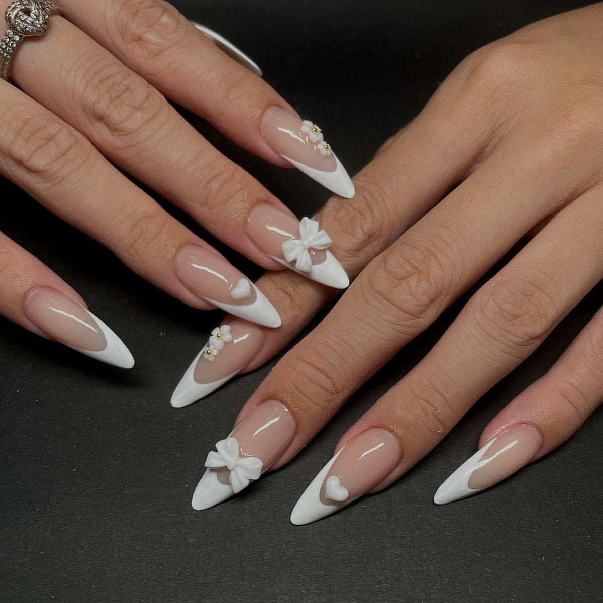 Künstliche Nagelspitzen mit verspielten 3D-Verzierungen Brehn