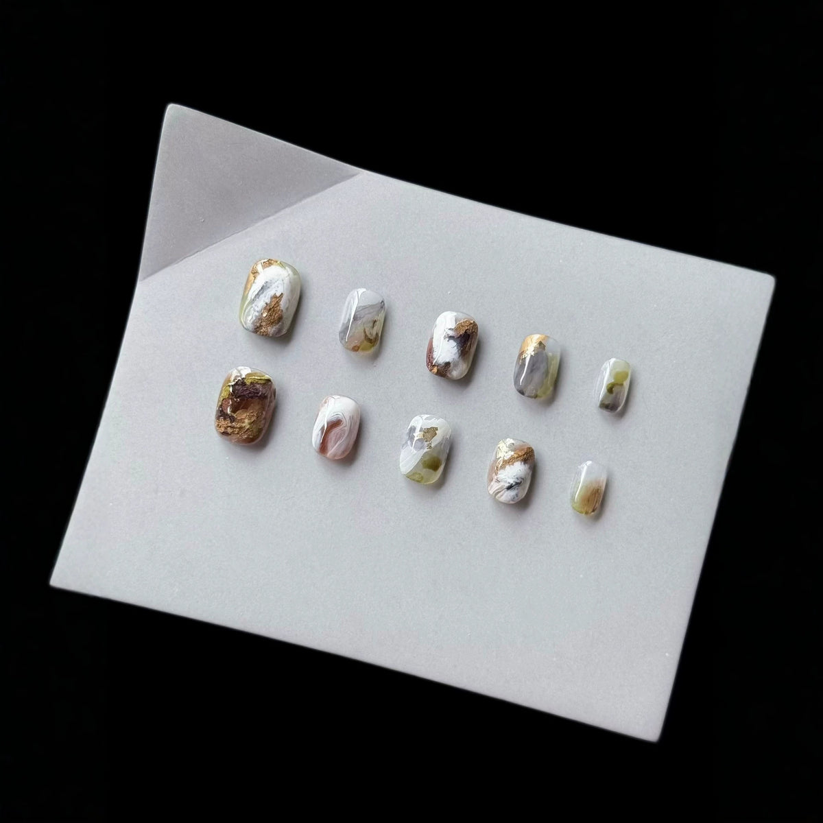 Künstlerisches Press-On Nagelkunstset mit Marmor- und Goldakzenten