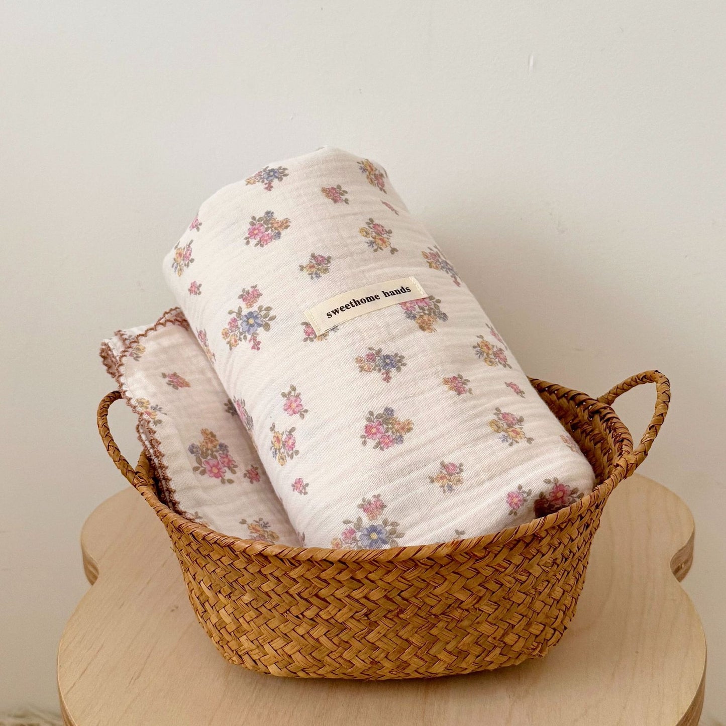 Unisex Musselin-Decke mit zartem Blumendesign und eleganten Rüschen Brehn