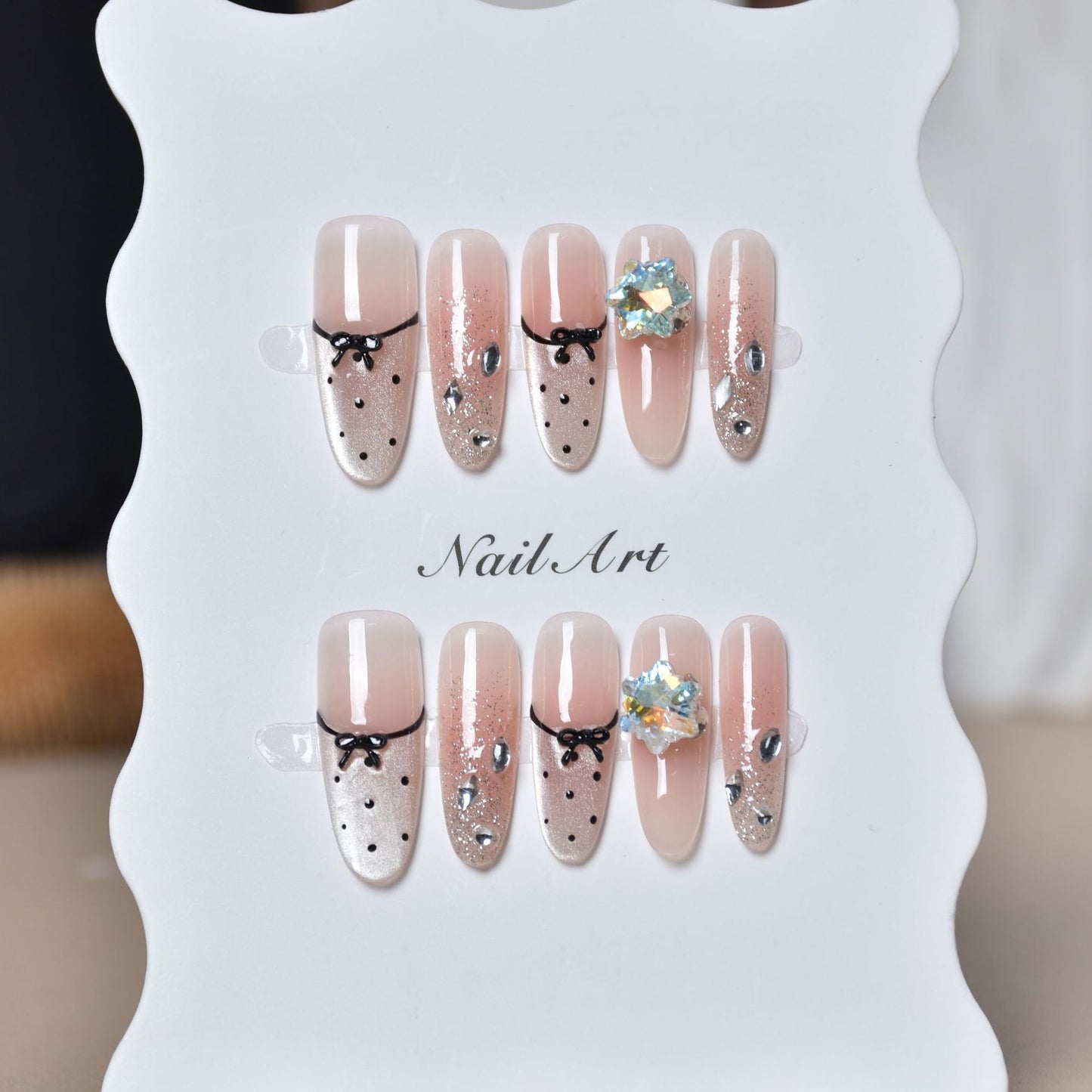 Dekoratives, mit Kristallen verziertes Press-On Nail Set Brehn