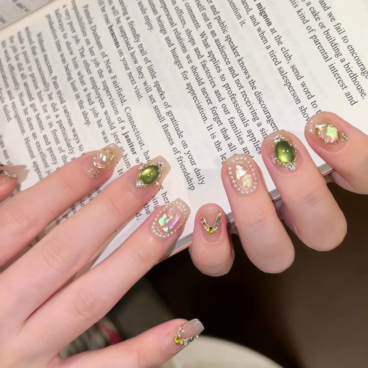 Kunstnägel mit Strass- und Perlenakzenten Brehn