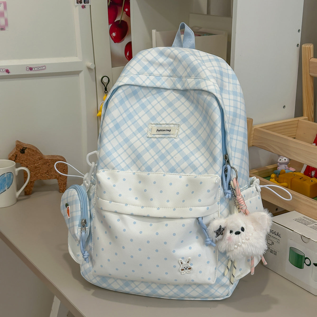 Stylische Karomuster-Rucksack mit lustigen dekorativen Akzenten Brehn
