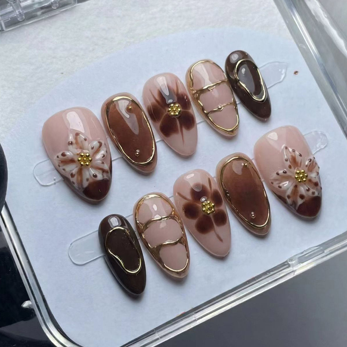 Künstlerisches Floral Nagelkunst Press-On Set Brehn