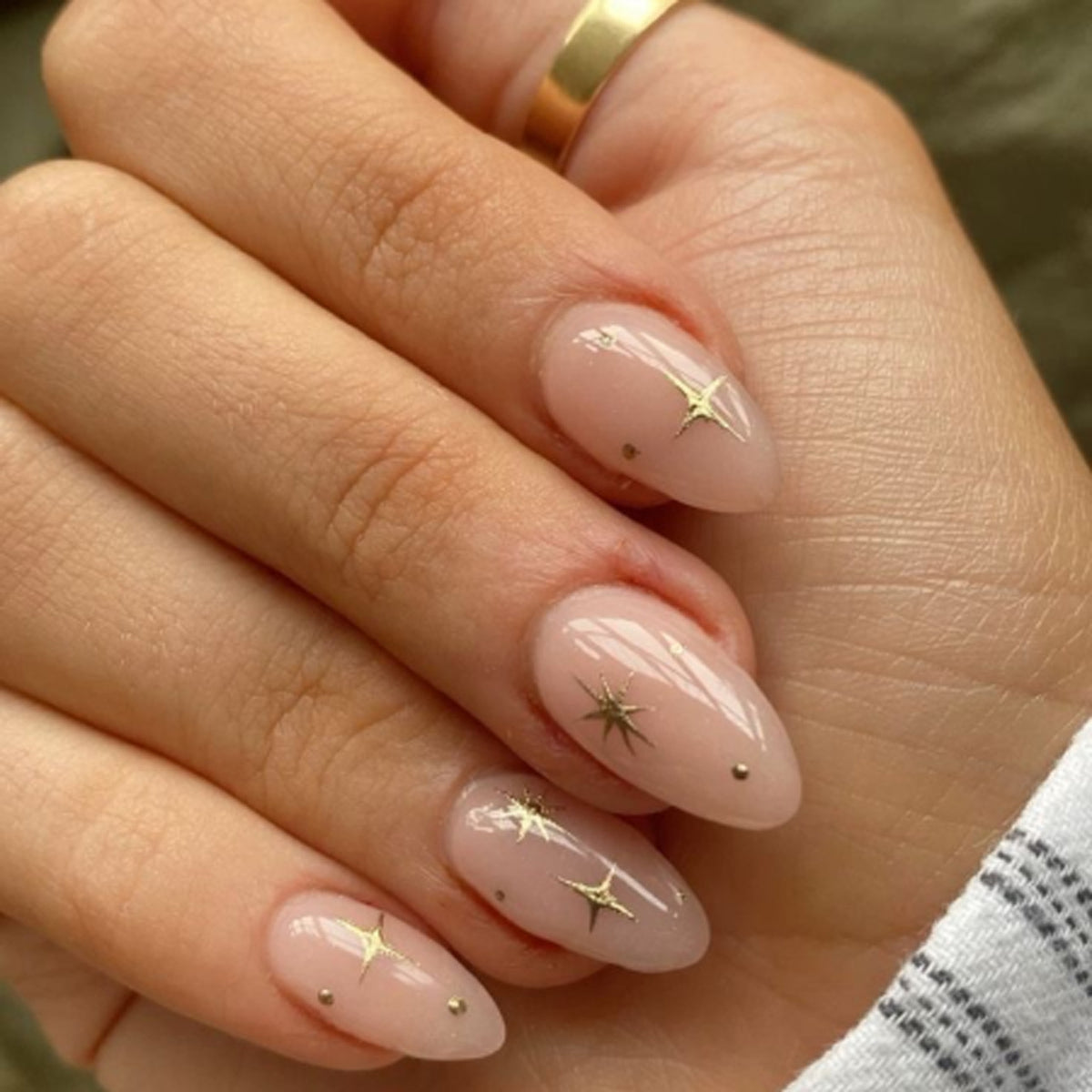Kunstvolle Stiletto-Nägel mit glänzenden Sternenakzenten Brehn
