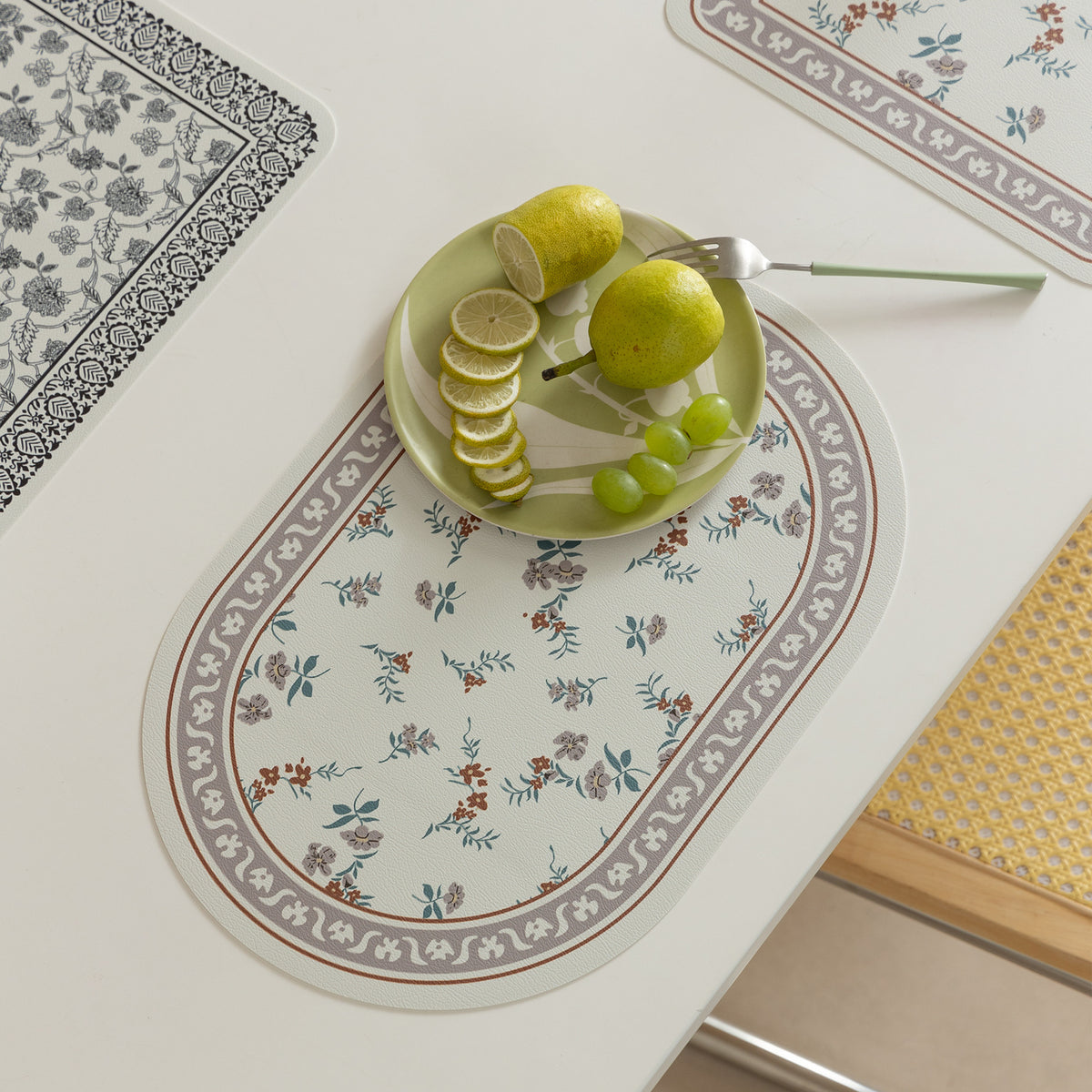 Abwischbare Tischsets aus PU‑Leder mit botanischem Silhouetten‑Design Brehn