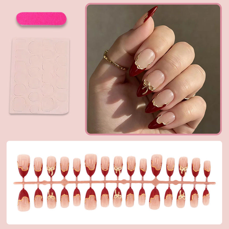 Kunstnagelset mit Blumen- und Golddetails Brehn