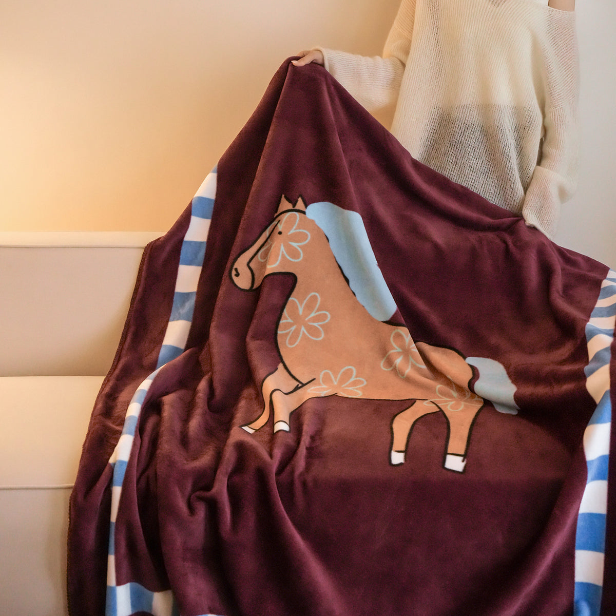 Plüsch-Mikrofleece-Wurfdecke mit Karussellpferde-Druck und whippedstitch Kante