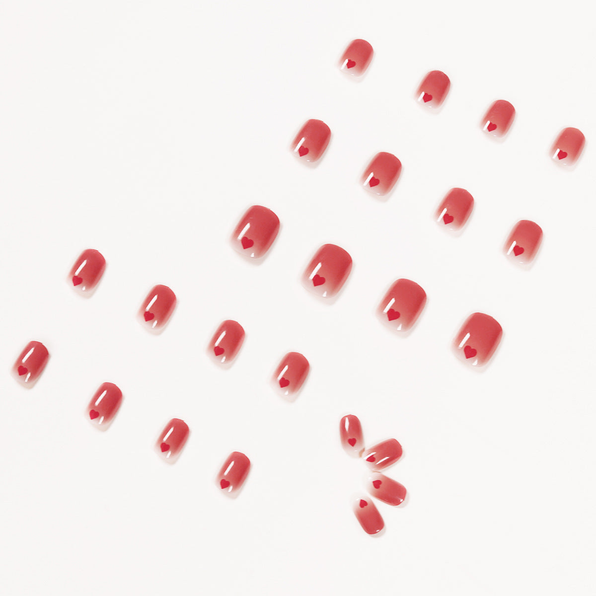 Kunstvolle Nageldesigns mit romantischen Herzmotiven Brehn