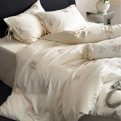 Satin-Bettwäschegarnitur mit floraler Handstickerei und seidig-glänzendem Finish Brehn