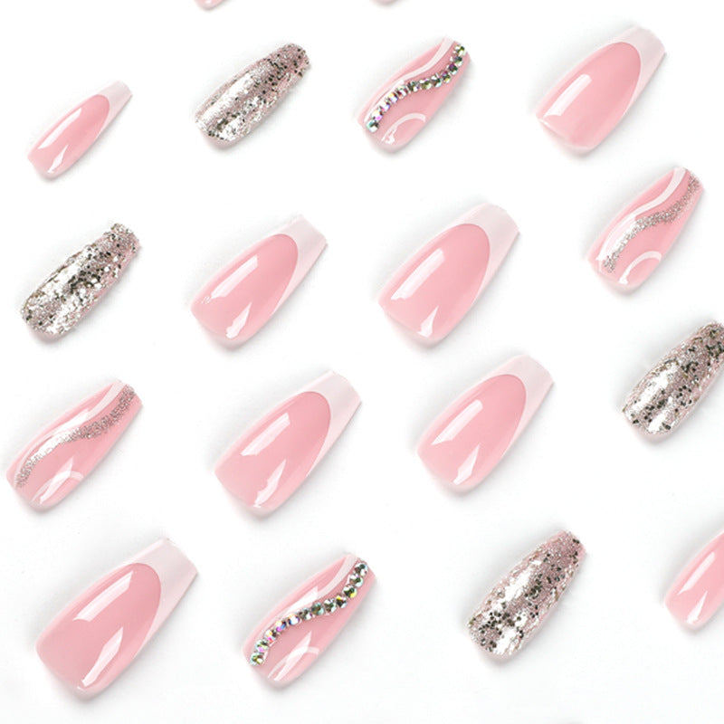 Kunstvolle Nagelkunst mit Glitzer- und Wellenakzenten Brehn