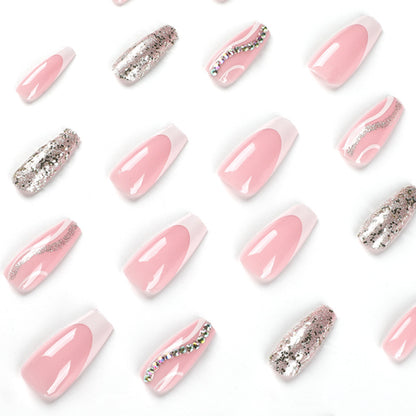 Kunstvolle Nagelkunst mit Glitzer- und Wellenakzenten Brehn