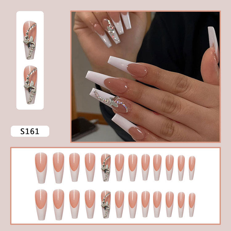 Kunstnagelset mit glamourösen Spitzenverzierungen und eleganten Akzenten Brehn