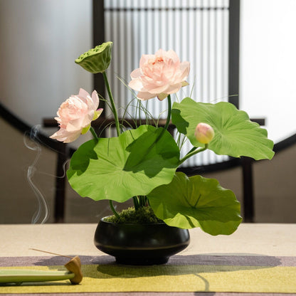 Künstlerische Lotusblumenarrangement
