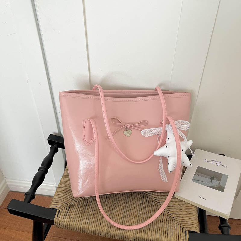 Glänzende Tote Bag mit Herz-Anhänger