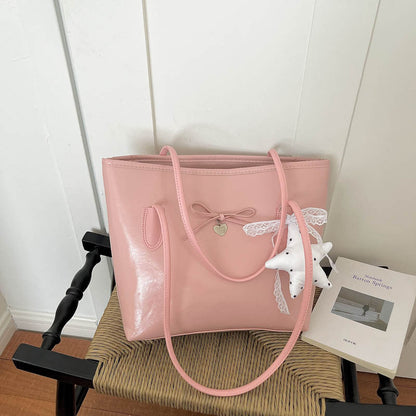 Glänzende Tote Bag mit Herz-Anhänger