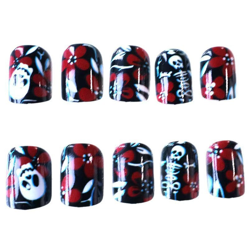 Kreative Kunstnägel mit Totenkopf-Motiv und floralen Elementen Brehn