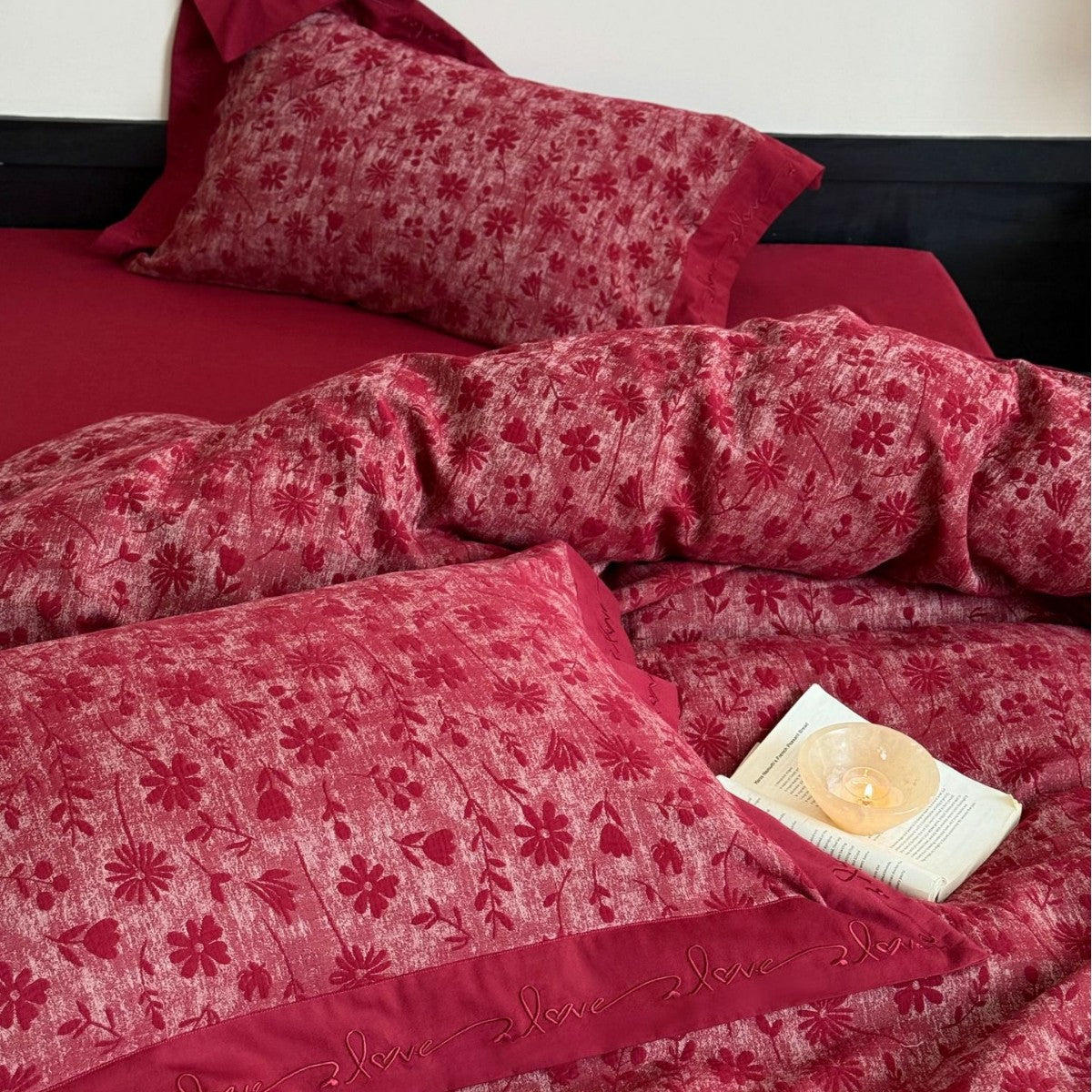 Premium-Baumwoll-Bettwäschegarnitur mit gewebtem Blumenmotiv und eleganter Umschlagkante