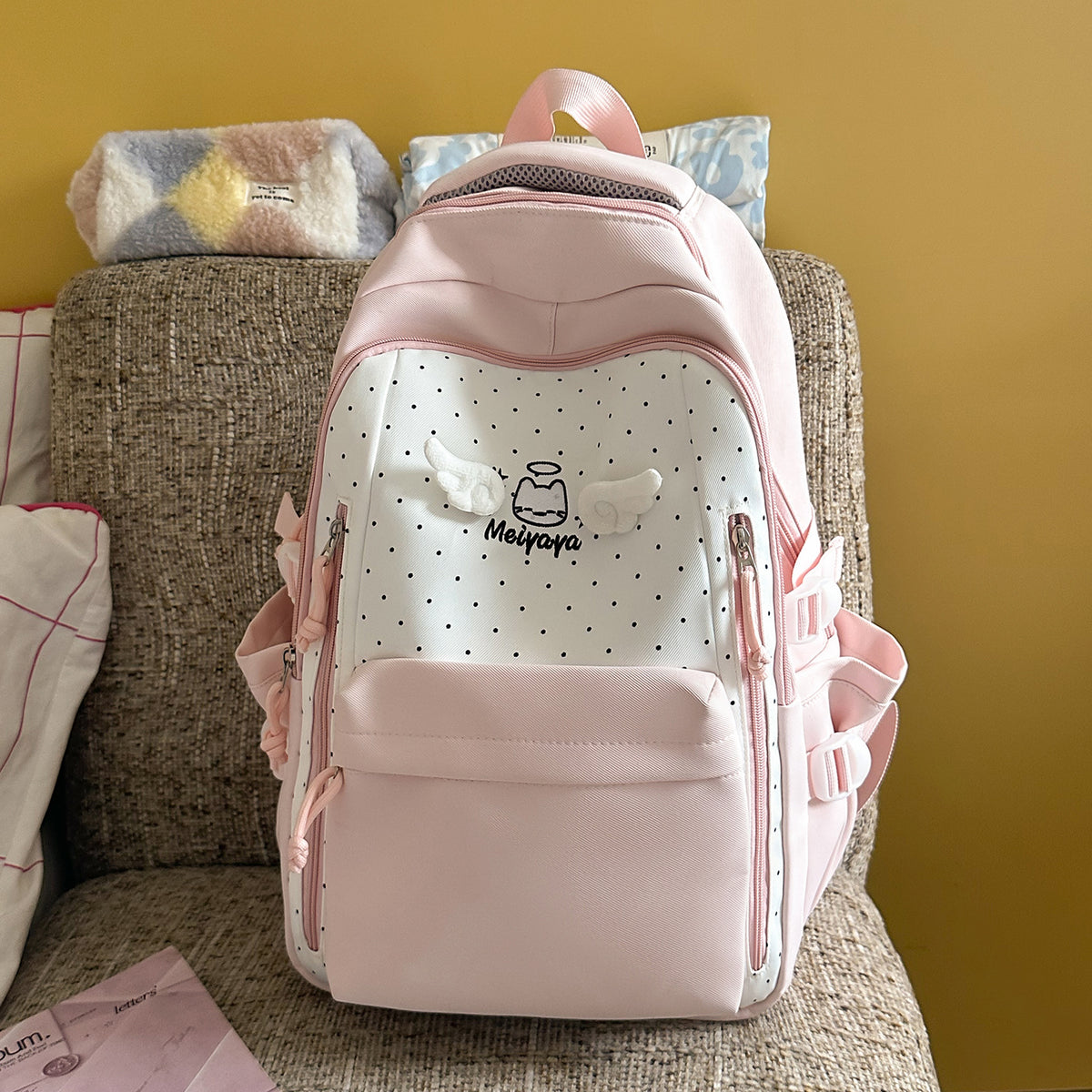 Stylischer gepunkteter Rucksack mit dekorativen Akzenten Brehn