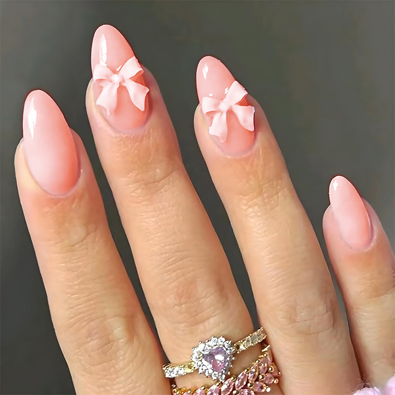 Kunstnagelset mit zarten Schleifenverzierungen Brehn