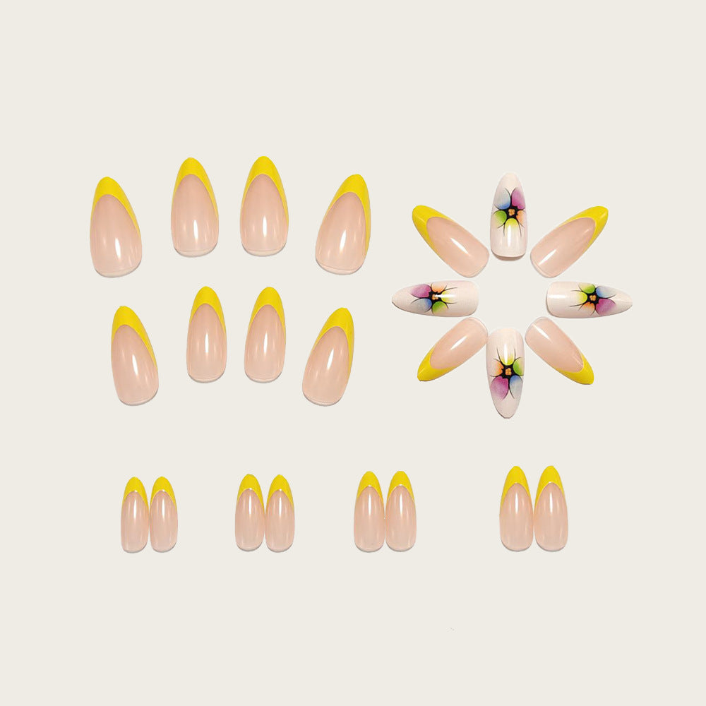 Stylische Kunstnägel mit Floralen Akzenten und Buntem French-Tipp Brehn