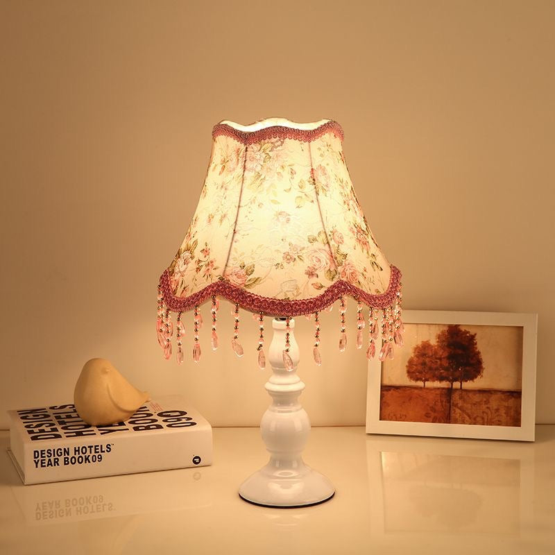 Zeitgenössische Nachttischlampe
