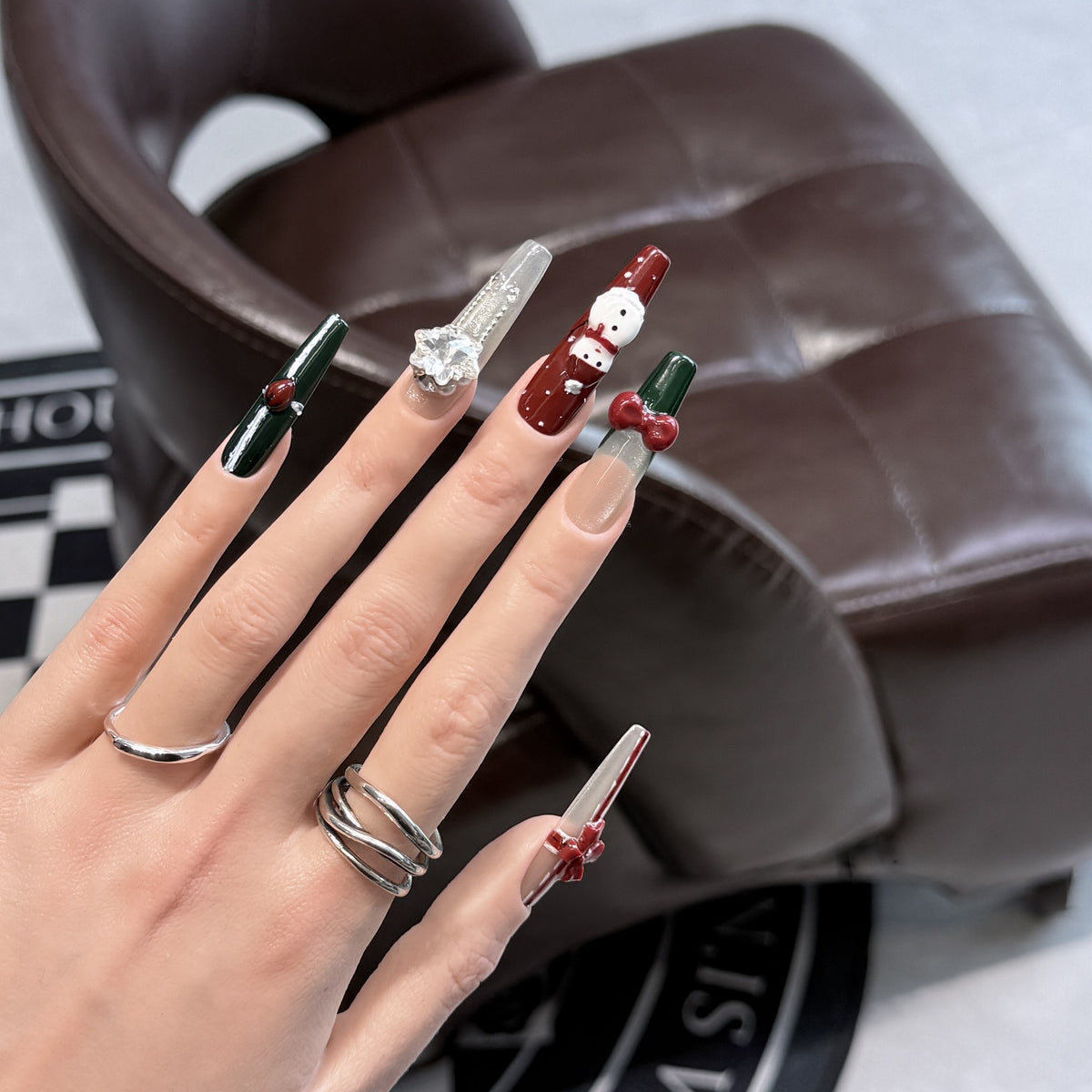 Festliches Nagelkunst-Set zum Aufkleben mit charmanten Feiertagsdesigns Brehn