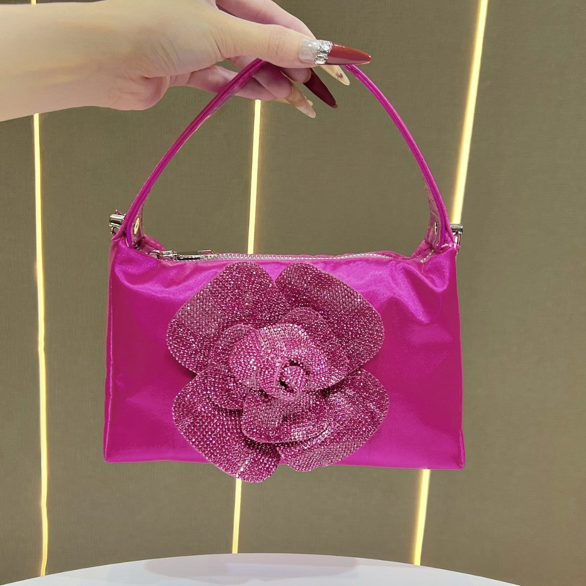 Blumenverzierter Handtasche