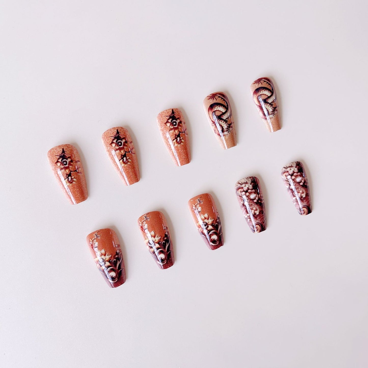 Elegantes Kunstnagelset mit 3D-Drachenmotiven und Goldakzenten Brehn