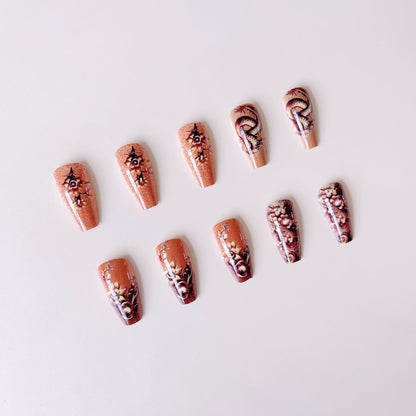 Elegantes Kunstnagelset mit 3D-Drachenmotiven und Goldakzenten Brehn