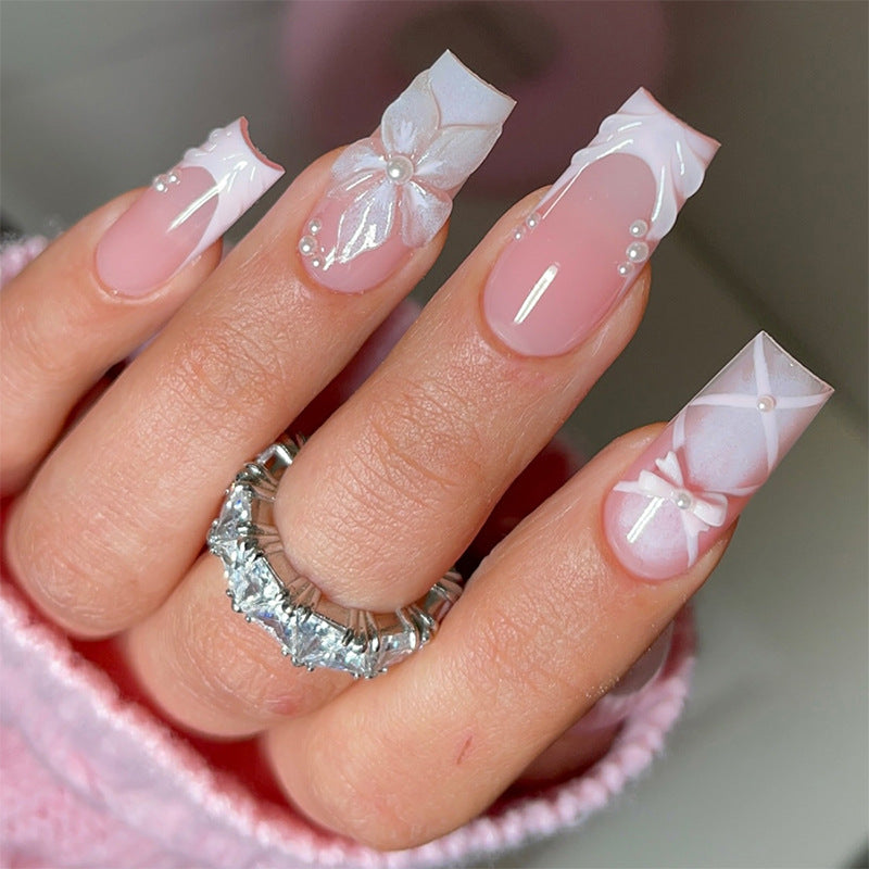 Künstliche Nagelsets mit eleganten floralen Akzenten Brehn