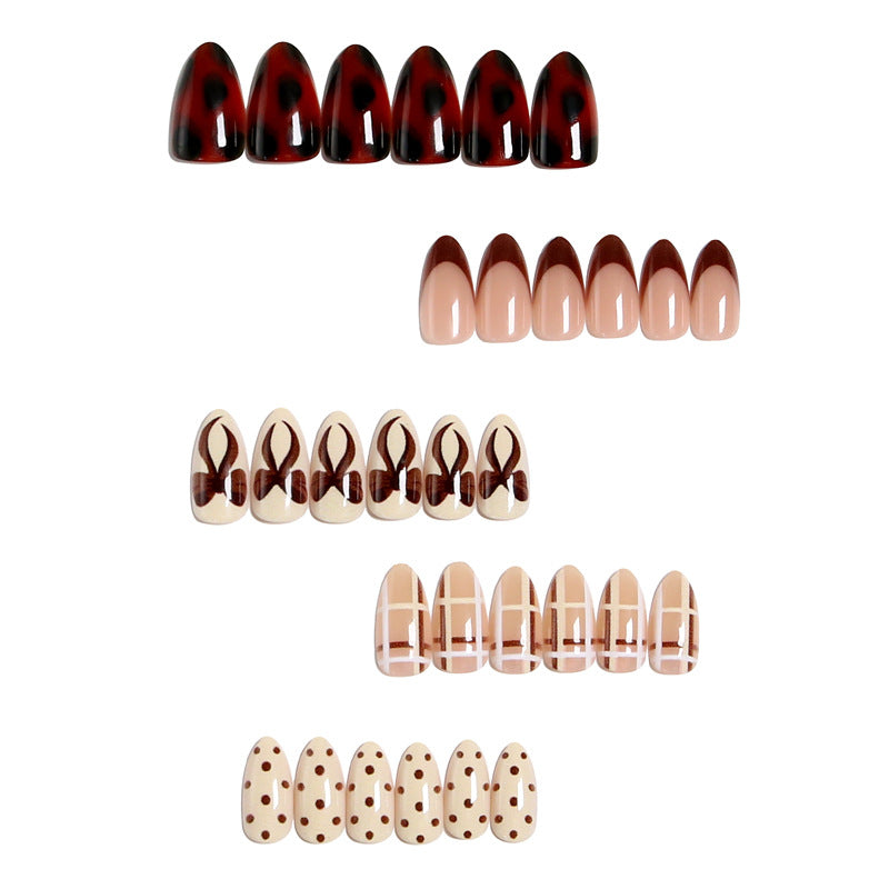 Kunstnagelset mit eleganten Schleifen- und Karamell-Motiven Brehn